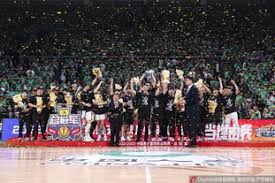 被拍到手上有“美甲”，汪士钦社媒收到网友大量攻击性评论