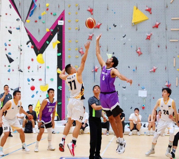 队友送大礼！QPR绝杀功臣疯狂庆祝，下一秒只剩底裤苦笑